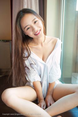 美女露胸